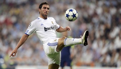 开云电子-英国球迷赴现场观赛热情高涨 创历史新高，英国看球赛